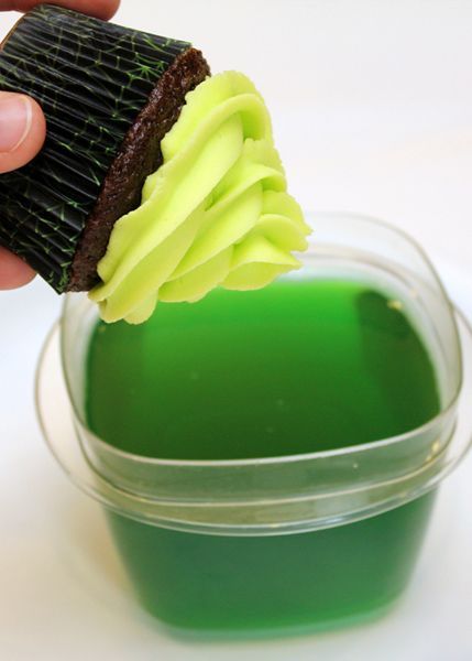 Use a little bit of science to turn plain   old cupcakes into glow-in-the-dark cupcakes! Perfect for a Halloween   party! Glow In The Dark Cupcakes, Neon Ideas, Cupcake Icing, Munnar, Cupcake Frosting, Toddler Snacks, Think Food, Tonic Water, Cupcake Cake