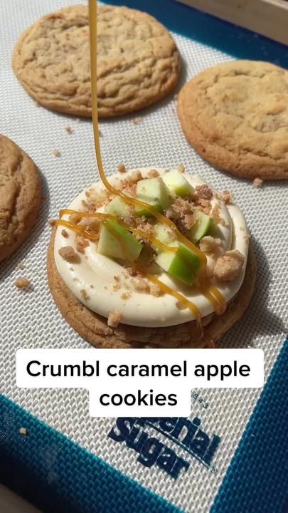 Carmel Apple Crumbl Cookie, Crumble Caramel Apple Cookie, Thanksgiving Crumbl Cookies, Apple Crumble Cookie, Fall Crumbl Cookies, Apple Crumble Cookies, Thanksgiving Cookies Recipes, Cute Fall Desserts, Crumble Cookie Copycat Recipe