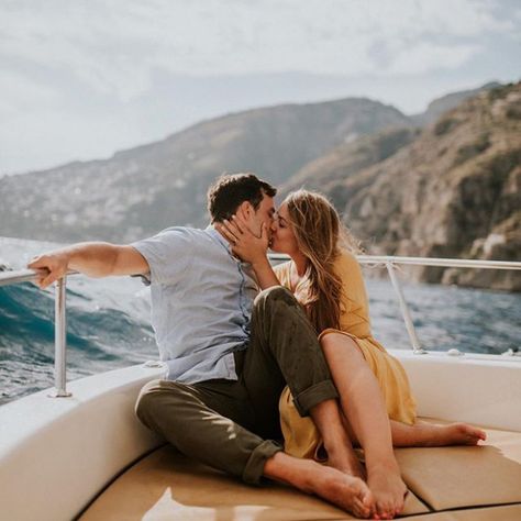 Couples session on a boat by Evie Rupp #photographer #couples #camping #camping #pareja Boat Photoshoot, Camping Desserts, Camping Snacks, Engagement Poses, Engagement Photo Poses, Engagement Photo Outfits, Couples Session, Engagement Photo Inspiration, Paros