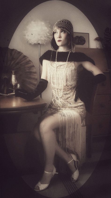 Old postcard 1920s Aesthetic Women, 1920s Moodboard, Speakeasy Outfit, Great Gatsby Aesthetic, 1920s Photoshoot, 1920 Aesthetic, Prom Shoot, Gatsby Fashion, 1920s Aesthetic