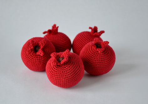 Pomegranate Crochet, Crochet Pomegranate, Food Amigurumi, Crochet Play Food, Waldorf Play, Amigurumi Food, Food Crochet, Red Birthday, Crochet Fruit