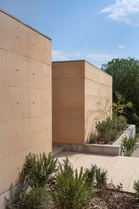 Earthy concrete walls based on "warm tones of sunset" form Casa Moulat in Mexico Pale Wood, Rammed Earth, Wall Exterior, Exposed Concrete, Concrete House, Keep The Lights On, Casa Exterior, Residential House, Story House