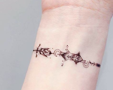 Artful Tattoos, Tattoos Delicate, Tattoos For Women On Thigh, Tattoos Floral, Tattoos Tiny, Tiny Flower Tattoos, Wrist Bracelet Tattoo, Gothic Tattoos, Tattoo Son