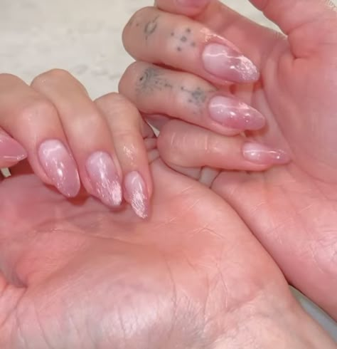 hailey bieber - nails inspo Hayley Bieber Pearl Nails, Bailey Bieber Nails, Haylie Bieber Nails, Hayley Bieber Nails, Haley Bieber Nails, Beiber Nails, Nessa Nails, Bieber Nails, Hayley Bieber