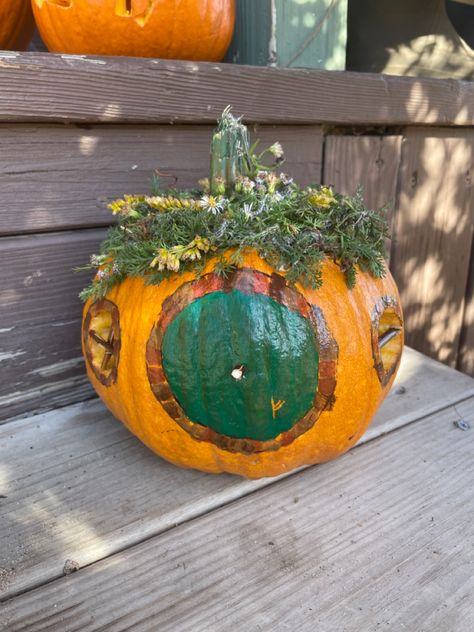 Fall Hobbit Aesthetic, Hobbit Hole Pumpkin Carving, Lord Of The Rings Painted Pumpkin, Pumpkin Hobbit House, Hobbit House Pumpkin, Hobbit Hole Pumpkin, Lord Of The Rings Pumpkin Painting, Lotr Halloween Decor, Lotr Trunk Or Treat