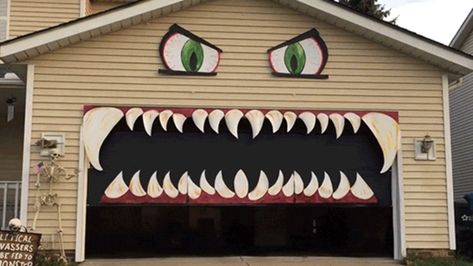 Turning a Garage Into a Monster's Mouth Is a Good Halloween Decoration Halloween Garage Door, Monster Garage, Creepy Halloween Party, Halloween Garage, Diy Monsters, Clever Halloween, Casa Halloween, Monster House, Fun Halloween Decor