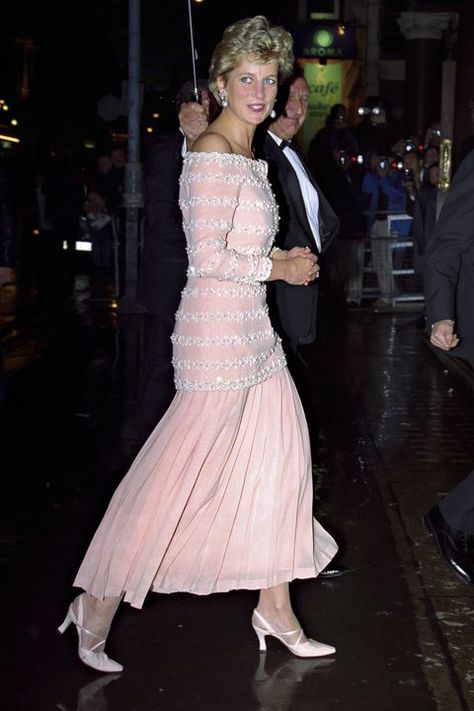 Fashion, Costume, Trunk, Embellishment, Waist, High heels, Party, Dance, Abdomen, Fashion design, Princess Diana Dresses, Prinz Charles, Princesa Real, Princess Diana Fashion, Princess Diana Photos, Princess Diana Family, Style Royal, Princes Diana, Diana Fashion