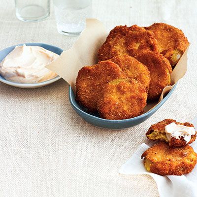 Fried Tomatillos with Creamy Cumin Dip Recipe - Country Living Pesto Hummus, Best Holiday Appetizers, Christmas Appetizers Easy, Party Dip Recipes, Holiday Appetizers Recipes, Fall Appetizers, Thanksgiving Appetizers, Super Bowl Food, Holiday Appetizers