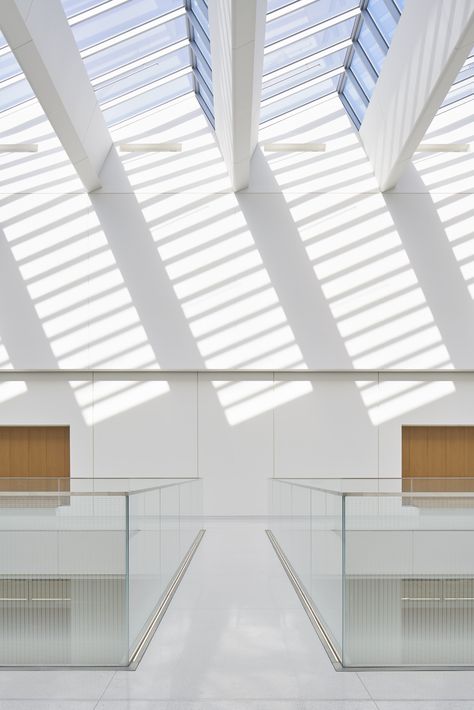 New United States Courthouse | Skidmore, Owings & Merrill LLP | Media - Photos and Videos - 9 | Archello Skylight Architecture, Federal Architecture, Modern Skylights, Central Atrium, Roof Cladding, Skylight Design, Water Architecture, Galleries Architecture, Patio Grande