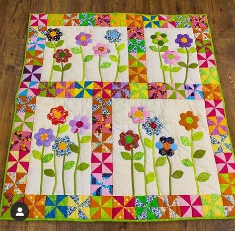 Patterns Quilt & Sewing for Beginners | Beautiful quilt made with lots of care and love | Facebook Flower Applique Patterns, Boys Quilt Patterns, Flower Quilt Patterns, Patchwork Quilting Designs, Bright Quilts, Hexie Quilt, Japanese Quilts, Spring Quilts, Scrappy Quilt Patterns