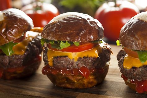 This delicious Meatloaf Melt uses the Nutrisystem Meatloaf Sandwich and adds in some cheese and sauce for a mega version of this homestyle classic. Pretzel Bun Sliders, Hamburger Sliders, Mini Hamburger, Bbq Appetizers, Mini Burger, Pretzel Bun, Nice Family, The Best Burger, Beef Sliders