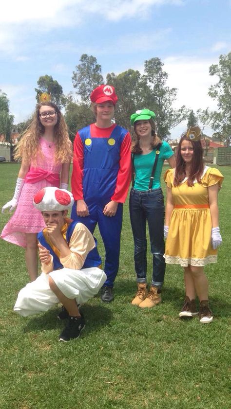 To say goodbye to one of our teachers, our year 12 class came in costumes for the day. This is the Mario Cart crew :) Princess Peach, Mario, Luigi, Princess Daisy and Toad ~ a moment we'll never forget ❤️~ Mario Luigi Peach Daisy Costume, Daisy Costume Diy, Hoco Themes, Princess Daisy Costume, Nintendo Cosplay, Diy Princess Costume, Daisy Costume, Toad Costume, Princess Peach Costume