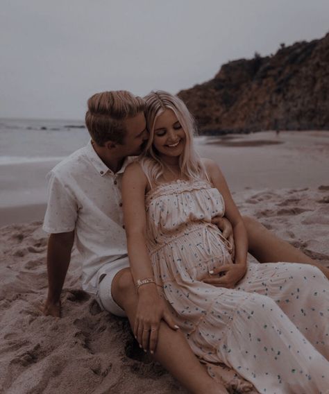 Kissing Pregnant Belly, Pregnant Aesthetic, Cute Pregnancy Pictures, Shoot Poses, Kissing Couples, Pregnant Belly, Maternity Shoot, Pregnancy Shoot, Maternity Pictures