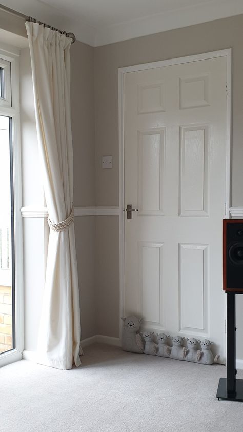 Dulux Pebble Shore Pebble Shore Dulux Paint Living Room, Pebble Shore Dulux Paint, Dulux Beige Colours, Dulux Pebble Shore, Dulux Bedroom Colours, Lounge Diner Ideas, Dulux Colour Schemes, Champagne Living Room, Hallway Wall Colors