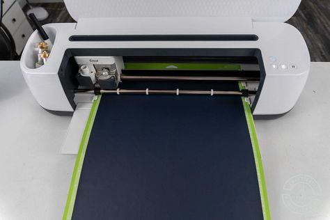 Heat transfer vinyl (or iron on vinyl) allows you to make custom t-shirts, tote bags, onesies, and more! This step by step guide with photos and screenshots shows you exactly how to cut heat transfer vinyl with a Cricut machine and iron it onto a t-shirt! Cricut Heat Transfer Vinyl, Mod Melts, Mirror Vinyl, Vinyl Tumblers, Smart Set, Cricut Projects Beginner, Cricut Cards, Cricut Explore Air, Cricut Machine