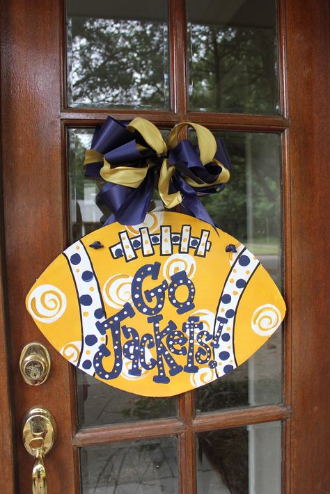 I LOVE how much everyone LOVES their teams! Just a few footballs shouting school spirit on doors this fall.... Locker Signs, Football Door Hangers, Football Crafts, Football Spirit, School Door Decorations, Locker Decorations, Football Cheer, School Doors, Tiger Football