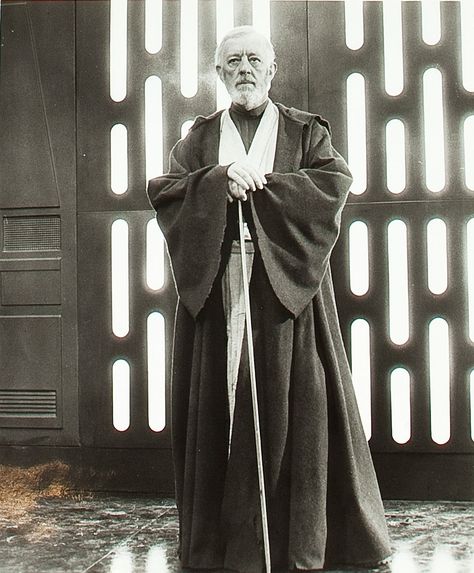 "Star Wars" promo still, 1977.  Sir Alec Guinness as Obi-Wan Kenobi. Photos Rares, Alec Guinness, Dark Vador, Star Wars 1977, Star Wars Love, Star Wars Trilogy, Septième Art, Mark Hamill, Star Wars Pictures