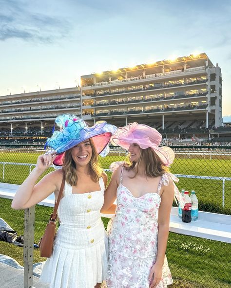 me to mystik dan yesterday 😘 🏇🏇🏇 first kentucky derby in the books! ‘twas a family affair!!! who wants to go back next year? 👀 Kentucky Derby Pictures, Derby Race Outfits, Spring Races Outfit, Kentucky Derby Aesthetic, Ladies Day At The Races Outfit, Derby Aesthetic, Kentucky Derby Outfit For Women, Polo Game, Kentucky Derby Outfit