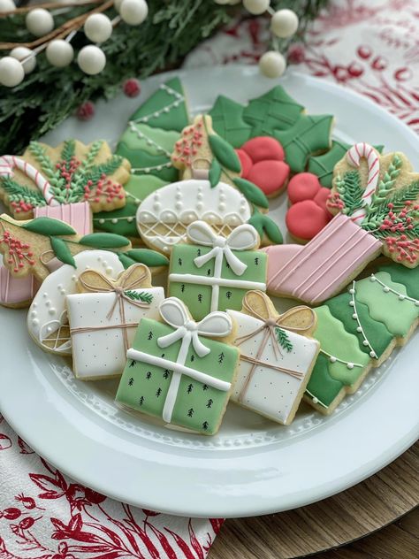 Christmas Present Decorated Cookies, Present Decorated Cookies, Christmas Present Sugar Cookies, Present Cookies Decorated, Christmas Present Ribbon, Work Desserts, Aesthetic Recipes, Christmas Cookie Cake, Christmas Cookie Box