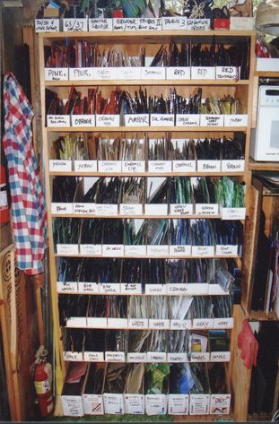 Awesome ideas for glass storage here, esp. smaller pieces and shards. Art Studio Ideas, Magic Corner, Studio Storage, Stained Glass Studio, Making Stained Glass, Glass Room, Studio Organization, Making Space, Stained Glass Diy