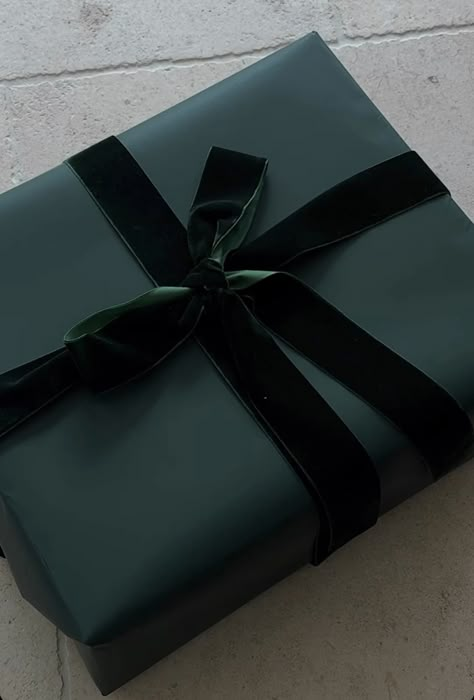 Emerald Green Christmas Wrapping, Dark Green Christmas Wrapping, Monochrome Gift Wrapping, Christmas Present Decoration Ideas, Dark Green Christmas Aesthetic, Aesthetic Christmas Wrapping, Green Christmas Aesthetic, Chic Gift Wrapping, Holiday Wrapping Ideas