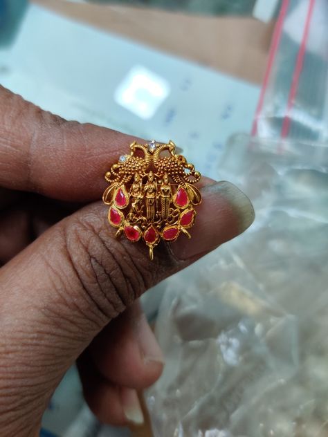 Ram Parivar Earrings Designs, Lockets Gold, Ear Tops, Gold Jhumka Earrings, Mom Earrings, Gold Jewels Design, Antique Necklaces Design, Black Beads Mangalsutra Design, Gold Earrings Models