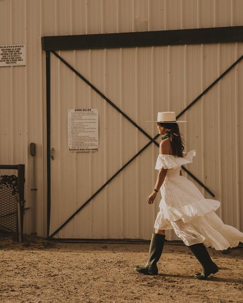 Edina (@edinaoutwest) • Instagram photos and videos Country Life Outfits, Western Editorial Photoshoot, Cowboy Outfits For Women Cowgirls, Cowboy Hat Outfit Woman, Photo With Horse, Village Outfit, Countryside Photoshoot, Cowboy Outfits For Women, Vineyard Outfit