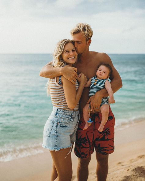 Britnee Kent on Instagram: “I’ve always been the dreamer in our relationship and Connor has always been the realist! 3 years ago we had the opportunity to move to…” Surf Family, Britnee Kent, Move To Hawaii, Kent Family, Baby Chef, Summer Family Photos, Moms Goals, Learn To Surf, Family Picture Outfits