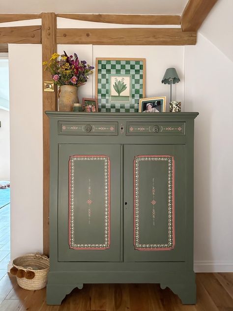 How to paint decorative furniture for beginners — The OTTO HOUSE Painted Furniture In Living Room, Cottage Painted Furniture, Half Painted Dresser, Hand Painted Shelves, Folk Painted Furniture, Cupboard Painting Ideas Diy, Cupboard Painting Ideas, Painting Cupboards, Cottage Core Painting