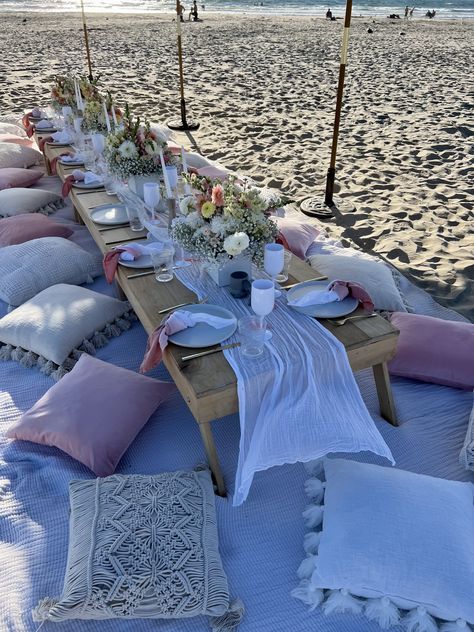 Beach Dinner Parties, Beach Picnic Party, Summer Birthday Cake, Sweet Sixteen Birthday Party Ideas, 17th Birthday Ideas, Picnic Birthday Party, Garden Party Theme, Picnic Theme, Beach Dinner