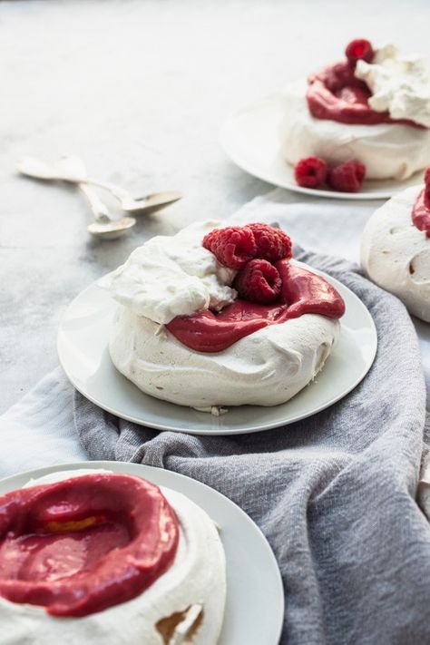 Mini Pavlovas with Raspberry Curd || Good Things Baking Co. #meringue #raspberry #dessert #goodthingsbaking Raspberry Curd, Mini Pavlovas, Pavlova Cake, Valentines Recipes Desserts, Chocolate Chip Cupcakes, Butter Tarts, Low Carb Cheesecake, Mint Ice Cream, Valentine Desserts