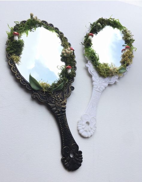 Moss mirrors cottagecore Stfu Aesthetic, Decorated Mirror Diy, Mirror Moss, Fantasy Workshop, Fairy Mirror, Moss Mirror, Cottagecore Crafts, Forest Sanctuary, Decorated Mirror