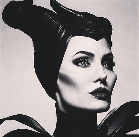 Amazing evil inspiration -maleficent Maleficent Drawing, Silhouette Drawings, Angelina Jolie Tattoo, Maleficent Art, Maleficent Movie, Celebrity Beauty Secrets, Silhouette Drawing, Disney Princess Pictures, Dark Tattoo