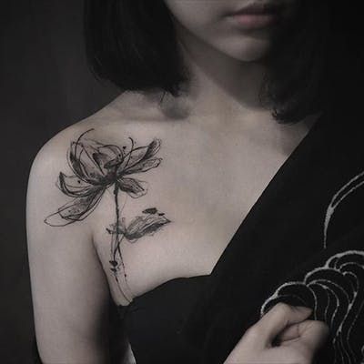 Tattoo Lotus Flower, Abstract Flower Tattoos, Tatuaje Cover Up, Black Flowers Tattoo, Tattoo Lotus, Tattoos For Women Flowers, Shoulder Tattoos For Women, Spine Tattoos, Sleeve Tattoos For Women