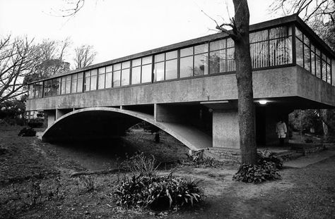 Racionalismo, modernidad y funcionalidad. Casa del Puente de Amancio Williams en Mar del Plata 1943-45 Bridge House, Brutalism Architecture, Modernist House, Architecture History, Concrete Building, Exposed Concrete, Brutalist Architecture, Bridge Design, A Bridge