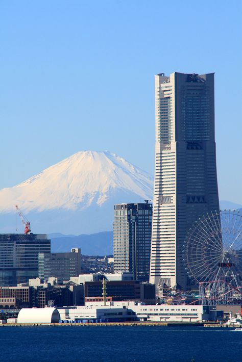 Yokohama possède de magnifiques immeubles très anciens, un grand parc d'attraction, un zoo magnifique, un grand "cimetière étranger" et son quartier chinois, immense, vaut le déplacement ! Cargo Plane, Downtown Buildings, Monte Fuji, Yokohama Japan, Mont Fuji, Japanese Lifestyle, Gunma, Parc D'attraction, Breathtaking Places