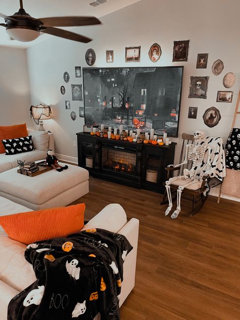 Cute Halloween Living Room Decor, Halloween Decorations Around Tv, Halloween Interior Decor Living Room, Halloween Theme Living Room, Ghost Living Room Decor, Halloween Living Room Aesthetic, Halloween Restroom Decor, Halloween Couch Decor, Tv Stand Halloween Decor