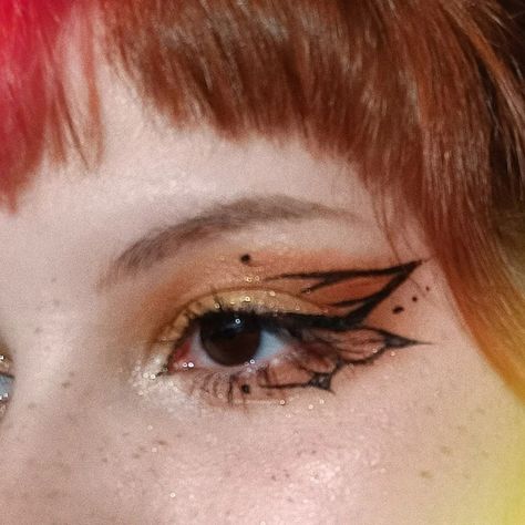 Unique Eye Makeup Looks, Fun Graphic Eyeliner, Fae Inspired Makeup, Alt Graphic Liner, Funky Makeup Creative, Cool Eyeliner Designs, Funky Eyeliner, Fairy Eyeliner, Bug Makeup