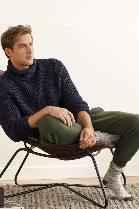 Men's Comfy Outfits, Men’s Relaxed Fashion, Male Turtleneck Outfit Aesthetic, Men's Turtleneck Sweater, Men’s Preppy Street Style, Fall Outfits Men Autumn Sweaters, Men’s Style Inspiration, Casual Sweater Outfits Men, Men In Sweaters Aesthetic