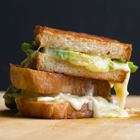 Grilled Cheese and Avocado Sandwich Avocado Sandwich Recipes, Frozen Garlic Bread, Cream Of Broccoli Soup, Griddle Recipes, Avocado Sandwich, Summer Breakfast, Toast Sandwich, Corn Cakes, Cast Iron Recipes