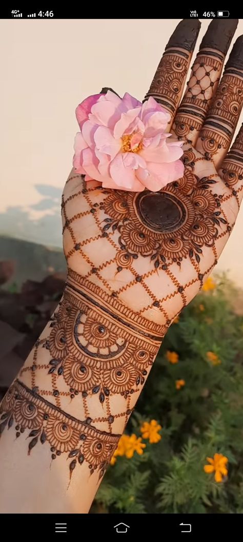 Mahndi Pic Simple, Mehendi Pics, Eid Mehendi, Haldi Dress, Indian Mehndi, Simple Mehendi Designs, Circle Mehndi, Mehndi Designs Bridal Hands, Beautiful Henna