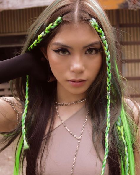 Summer Party Hairstyles, Rave Hairstyles Braids, Festival Hair And Makeup, Whimsical Hairstyles, Hair And Makeup Ideas, Rave Hairstyles, 2000s Hairstyles, Boho Makeup, Makeup And Hairstyle