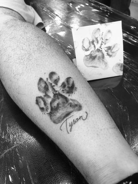 Tatuaje de pata de perro Tatoo Dog, Dog Memorial Tattoos, Dog Paw Tattoo, Paw Tattoo, E Tattoo, Memorial Tattoos, Dog Tattoos, Dog Memorial, Mini Tattoos