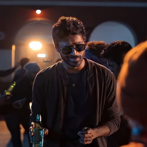 Dhanush Attitude Pic, Dhanush Black Shirt, Dhanush Aesthetic Wallpaper, Dhanush Aesthetic, Dhanush Pictures, Tamil Actors, Best Love Pics, Famous Indian Actors, Teacher Aesthetic