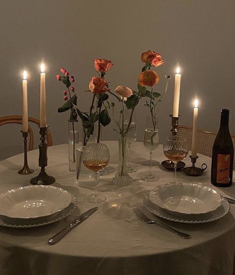 Diner Aesthetic Kitchen, Cena Romantica Aesthetic, Parisian Dinner Party, Parisian Dinner, Romantic Dinner Tables, Romantic Dinner Decoration, Birthday Dinner Party, Romantic Table, Dinner Party Table