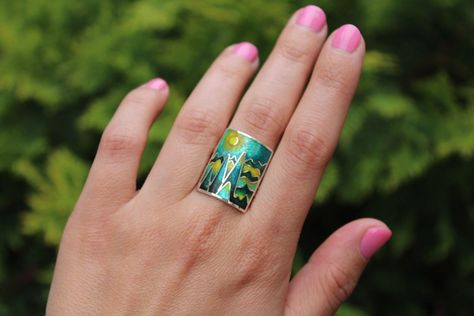 Plique A Jour, Cloisonne Enamel Jewelry, Postal Code, Vitreous Enamel, Green Hills, Jewelry Design Inspiration, Cloisonne Enamel, Enamel Ring, Enamel Jewelry