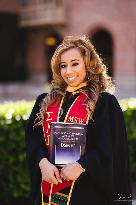 Kara – USC Graduation Portraits - Stanley Wu Photography Counselor Graduation Pictures, Msw Graduation Pictures, Graduation Pictures Masters, Usc Campus, Psychology Graduation, Msw Graduation, Usc Graduation, Graduation Ceremony Outfit, Ceremony Outfit