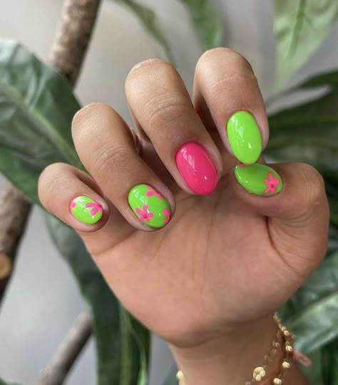 Summer Nail Color 2023, Neon Green Summer Nails, Nail Color 2023, Neon Green Nail Designs, Green Summer Nails, Nail Color Summer, Lime Nails, Summer Nails Neon, Lime Green Nails