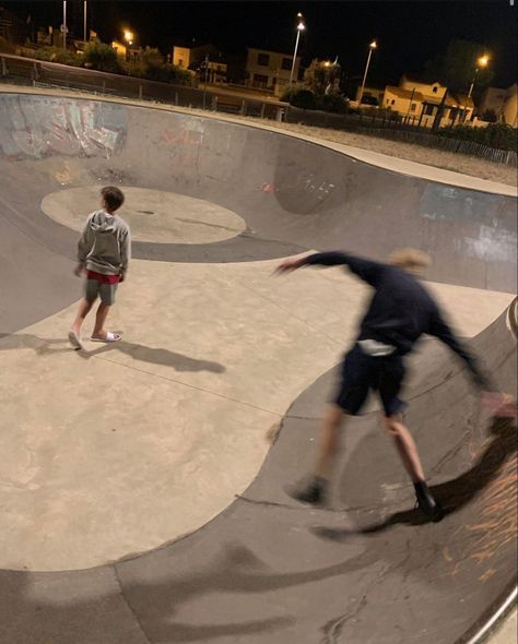 Skate Park Night, Skatepark Aesthetic, Goals 2024, Friends Night, I Need Friends, Night Walk, Need Friends, Teen Life, Teenage Boys