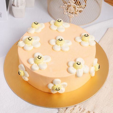 Smile Smash Cake, Smiley Face Flower Cake, Smiley Face Daisy Cake, Simple Cute Cake Designs, Smile Face Cake, Orange Colour Cake, Preppy Cakes Birthday, Smiley Face Birthday Cake, Happy Face Cake